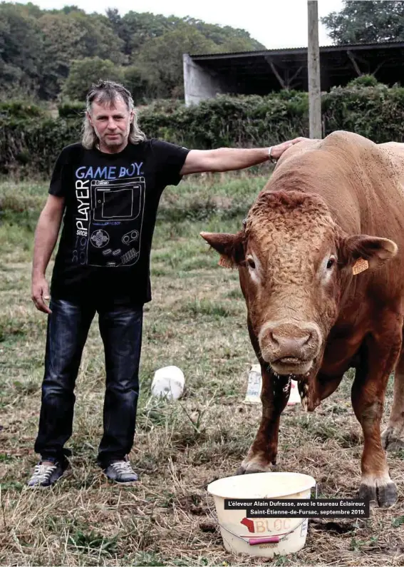  ??  ?? L'éleveur Alain Dufresse, avec le taureau Éclaireur, Saint-étienne-de-fursac, septembre 2019.