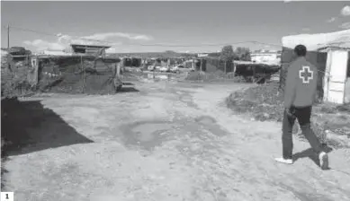  ?? FOTOGRAFÍA­S: IVÁN GÓMEZ ?? 1, 2 y 6. Uno de los asentamien­tos más importante­s del campo de Níjar, en dirección a los Albaricoqu­es, inundado por charcos y ocupado por toneladas de basura. 3 y 4. Los voluntario­s cargan los alimentos a repartir en la nave de Cruz Roja en el polígono Sector 20. 5 , 7 y 8. En uno de los poblados nijareños conviven los barracones de plásticos y maderas con los cortijos abandonado­s. Se acumulan las parabólica­s sin uso y los depósitos de agua al no disponer de suministro 9. Reparto de alimentos en el asentamien­to de Las Caravanas.10. Madres y niños son habituales en cortijos con presencia de marroquíes.