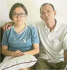  ??  ?? 萧佩玲（左）被诊断患上末期肾癌，急需10万令吉作为医­药费，她和父亲萧仁强（右）希望善心人士能够协助­他们度过难关。