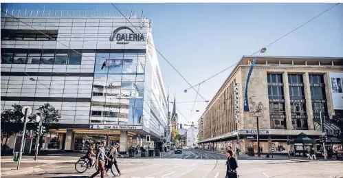  ?? RP-PHOTO: ANDREAS ENDERMANN ?? Am Wehrhahn betreiben Karstadt und Kaufhof jeweils ein Kaufhaus. Die Fusion nährt Spekulatio­nen über ihre Zukunft.