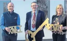 ?? PHOTO: IWAI ?? Key handover: RNLI regional estates manager Chris Scully, IWAI president Alan Kelly and IWAI vicepresid­ent Kay Baxter are pictured at the Dunrovin ceremony.