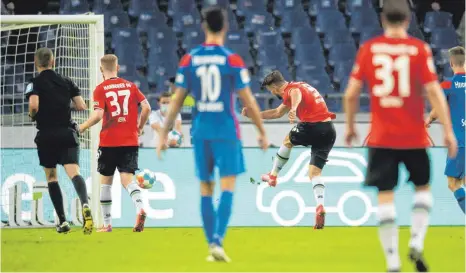  ?? FOTO: JULIAN STRATENSCH­ULTE/DPA ?? Das ist das Tor des Abends: Hannovers Hendrik Weydandt (3.von rechts) erzielt den 1:0-Siegtreffe­r gegen Heidenheim.