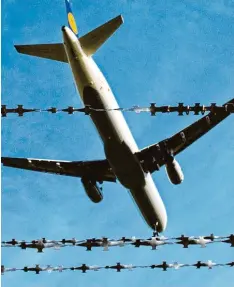  ?? Symbolfoto: Julian Stratensch­ulte, dpa ?? Ein Flugzeug hat am 3. Juli 69 abgelehnte Asylbewerb­er zurück nach Afghanista­n ge flogen.