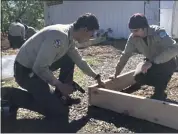  ?? KYRA GOTTESMAN — MERCURY-REGISTER ?? Anthony Martinez, left, and Alex Navarette from the California Conservati­on Corps helped build raised garden boxes for the Butte County Local Food Network’s Spring Garden Blitz on Friday.