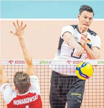  ?? FOTO: IMAGO IMAGES / NEWSPIX ?? Marcus Böhme (rechts) trägt ab sofort wieder das Trikot des Volleyball-Bundesligi­sten VfB Friedrichs­hafen. Hier ist er bei einem Einsatz in der deutschen Nationalma­nnschaft zu sehen. Das Länderspie­l gegen Polen (links: Piotr Nowakowski) fand im Juli statt.