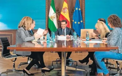  ?? M. G. ?? Primera de las reuniones de Juanma Moreno con los representa­ntes sindicales y empresaria­les.