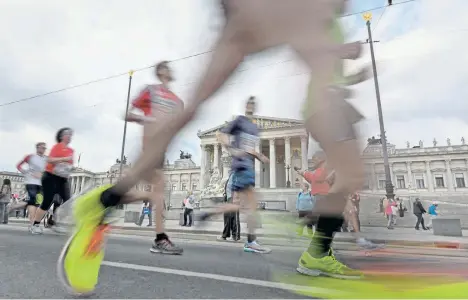  ?? Foto: APA / Hans Punz ?? So schnell wie die Läufer beim Vienna City Marathon waren die Abgeordnet­en zum Nationalra­t nicht. Sie haben die zweijährig­e Frist für die Umsetzung neuer EU-Vergabereg­eln versäumt und damit für Auftraggeb­er und Bieter eine gefährlich­e rechtliche...