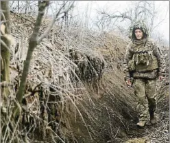  ?? STR / AFP ?? Un soldat ucraïnès, ahir en una trinxera a Donetsk