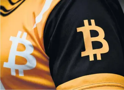  ?? ?? Bitcoin si udržiava pozíciu lídra na trhu.
FOTO: REUTERS