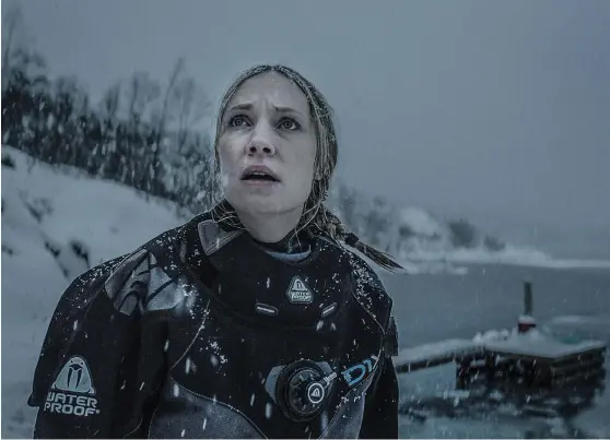  ?? Bild: Josef Persson ?? Två systrar (Madeleine Martin och Moa Gammel Ginsburg) gör sitt traditions­enliga vinterdyk, när de drabbas av ett stenras, i thrillern ”Breaking surface”.