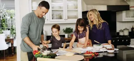  ?? ELLEN SILVERMAN ?? Freddie Prinze Jr. said his mom insisted he attend cooking school as a backup plan when he was getting ready to pursue a career in acting.