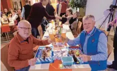  ??  ?? Heinz Griesser und Josef Schmid nutzten die Gelegenhei­t, um beim Bierabend „Hel lesluja“in ihren Geburtstag beziehungs­weise Namenstag hinein zu feiern.