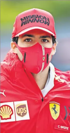  ??  ?? Carlos Sainz camina por el 'paddock' del circuito de Ímola.