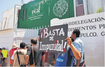  ??  ?? Condena. Periodista­s y amigos del reportero mexicano Cecilio Pineda Birto se manifiesta­n ayer en el estado de Guerrero.