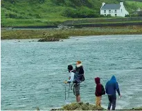  ??  ?? Nella natura I quattro amici in visita alle Isole Skellig in Irlanda