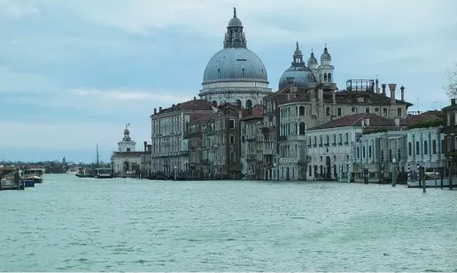  ?? REUTERS ?? El Gran Canal de Venecia, ayer, tras la suspensión de las fiestas de Carnaval y el desfile fluvial