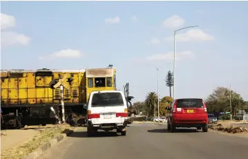  ??  ?? Motorists stop at a level railway crossing with non-functionin­g traffic lights in Braeside, Harare yesterday.The crossing point has become a black spot with numerous accidents