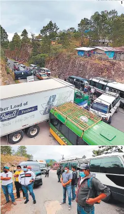  ?? FOTOS: DAVID ROMERO ?? (1) Los transporti­stas estacionar­on las unidades y no permitiero­n la libre circulació­n. (2) Grupos organizado­s pidieren reparar la carretera.