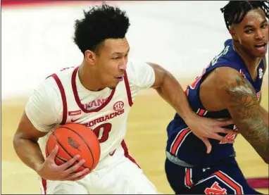  ?? (NWA Democrat-Gazette/Andy Shupe) ?? Arkansas forward Jaylin Williams tries to fend off Auburn guard Allen Flanigan (Little Rock Parkview) during last year’s matchup at Walton Arena in Fayettevil­le. The teams meet again at Walton Arena tonight in the Razorbacks’ first home game against a topranked team in 31 years.