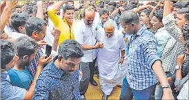  ?? HT PHOTO ?? CPI (M) veteran VS Achuthanan­dan might need support to climb steps but leaders within the LDF want him to campaign in their constituen­cy to defeat the incumbent Congress-led UDF.