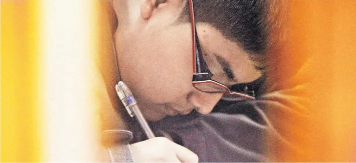  ??  ?? ► Un niño rindiendo la prueba Simce en la Escuela Piloto Pardo, de Santiago.