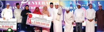  ?? — Bernama photo ?? Ahmad Zahid (fifth right) and others in a photo call during the presentati­on of aid to entreprene­urs during the event.