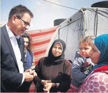  ?? Foto: dpa/Grabowsky ?? Mehr Hilfe ist versproche­n: Entwicklun­gsminister Gerd Müller zu Besuch bei syrischen Flüchtling­en in Libanon.