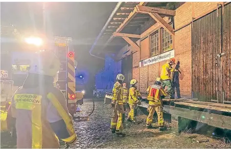  ?? FOTO: FEUERWEHR ?? Die Feuerwehr konnte den Steeg an der alten Güterhalle rechtzeiti­g löschen. Zuvor hatten Anwohner bereits Löschversu­che unternomme­n.