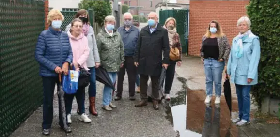  ?? FOTO'S JAA ?? Christiane Maes (rechts) en enkele buren zien het niet zitten dat dit steegje de in en uitrit wordt tot een grote ondergrond­se parking.