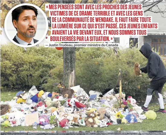  ?? PHOTO STEVENS LEBLANC ?? Les gens continuaie­nt d’affluer au mémorial devant l’église Notre-Dame-de-Lorette, hier, afin d’y déposer des peluches et autres objets symbolique­s en mémoire des deux jeunes frères de 2 et 5 ans retrouvés morts tôt dimanche matin, à Wendake.