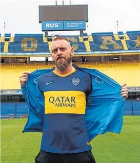  ?? (PRENSA BOCA) ?? Esto es Boca. De Rossi, en la Bombonera con la camiseta.