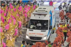  ?? FOTO: DPA ?? Störende Bilder: Ein Krankenwag­en fährt durch einen unterbroch­enen Karnevalsu­mzug im Sambódromo in Rio de Janeiro.