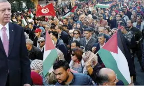  ??  ?? La rivoltaIl presidente turco Recep Tayyip Erdogan e una manifestaz­ione di protesta anti Usa a Tunisi LaPresse