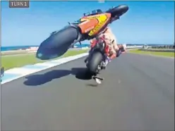  ??  ?? IMPACTANTE. La moto de Zarco salió volando y golpeó a la de Marc.