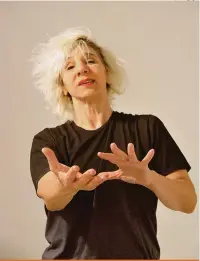  ?? ThAis Stoklos/ DivulgAçÃo ?? Denise Stoklos: atriz, dramaturga e encenadora paranaense, que também completa 50 anos de carreira em 2018, abre programaçã­o de aniversári­o do FILO