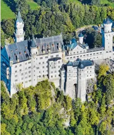  ?? Foto: dpa ?? Das Schloss Neuschwans­tein gehört zu den größten Touristenm­agneten in Bayern. 2016 besuchten die Attraktion aber weniger Menschen als im Vorjahr.