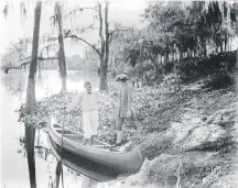 ??  ?? De Burgert Brothers, “Una pareja se prepara para lanzar una canoa en el Río Hillsborou­gh”, 1922, copia en gelatina de plata.
