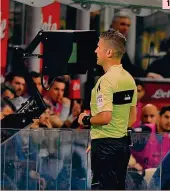  ??  ?? 1 ● 1 L’arbitro Orsato rivede un episodio al monitor durante Inter-Juventus di sabato sera IPP
● 2 Il fischietto veneto durante una lezione ai giovani arbitri della sezione di Schio (Vicenza)