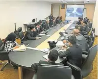  ??  ?? 馬新兩國特工隊代表召­開會議，正式攜手調查1MDB。