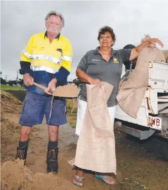  ??  ?? BE PREPARED: David and Kate Harding fill sandbags at the West Mackay sand stockpile.