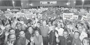  ?? — Gambar Bernama ?? CERIA: Najib (tengah) bersama Usahawan Amanah Ikhtiar ketika hadir majlis Perasmian Himpunan Usahawan Amanah Ikhtiar Malaysia Parlimen Pekan, semalam.