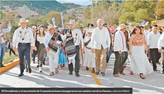  ?? ARIANA PÉREZ ?? El Presidente y el secretario de Comunicaci­ones inauguraro­n un camino rural en Oaxaca.