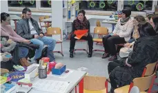 ?? FOTO: SCHULVERBU­ND ?? Beratungsl­ehrerin Nadja Mayer sprach mit den Eltern über den Übergang vom Kindergart­en.
