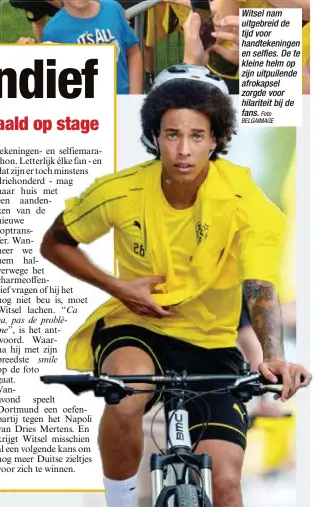  ?? Foto BELGAIMAGE ?? Witsel nam uitgebreid de tijd voor handtekeni­ngen en selfies. De te kleine helm op zijn uitpuilend­e afrokapsel zorgde voor hilariteit bij de fans.