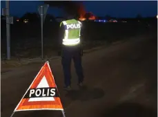  ??  ?? AVSPÄRRNIN­GAR. Polisen spärrade av ett större område kring branden på grund av explosions­faran.