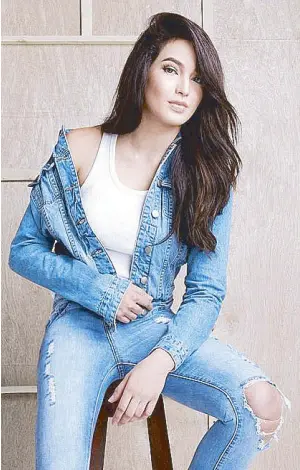  ??  ?? The Canadian tux: SM Shopmag's cover Sarah Lahbati wears a denim jacket and skinny jeans from Cotton On and white tank top from Herbench.