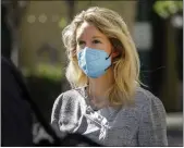  ?? NHAT V. MEYER — BAY AREA NEWS GROUP ?? Elizabeth Holmes, founder of Theranos, leaves the Robert F. Peckham Federal Building in downtown San Jose.