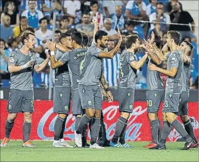  ?? FOTO: EFE ?? Los jugadores de la Real celebran uno de los dos goles marcados en los primeros 17 minutos del partido en Leganés