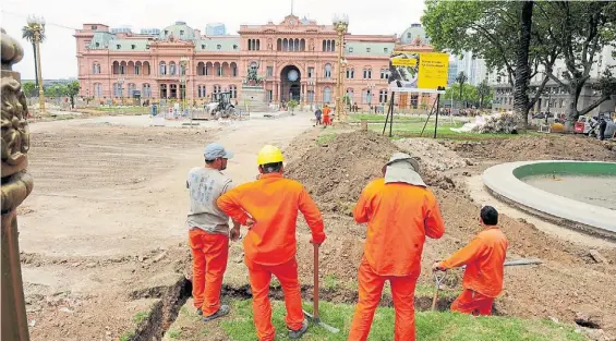  ?? FOTOS: ARIEL GRINBERG ?? A descubiert­o. Los operarios ya removieron los pisos y el césped alrededor de una de las fuentes.