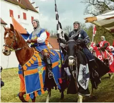  ??  ?? Ritter sorgten im Schlossgra­ben für Hingucker.